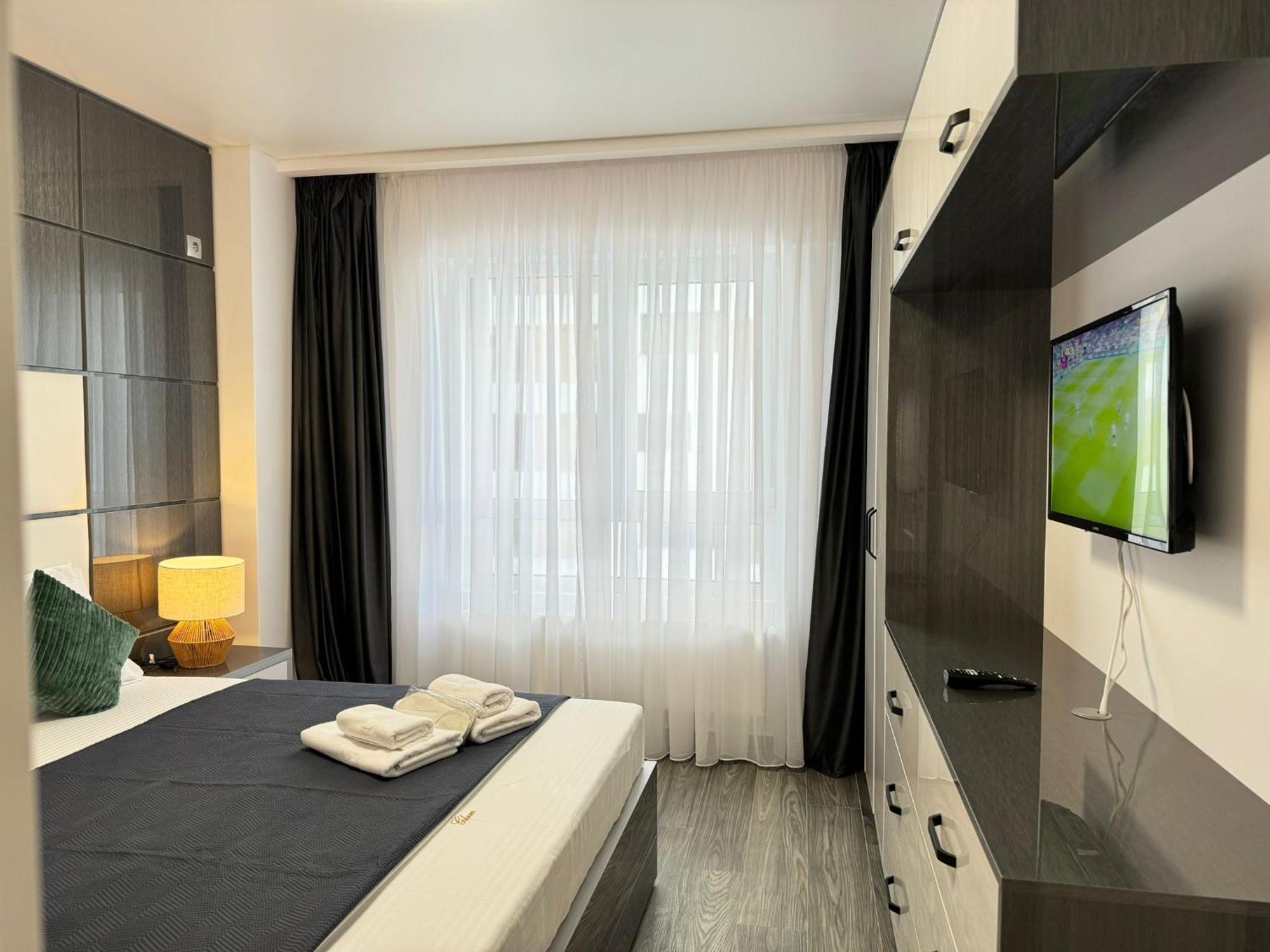 Luxury Glam Apartments Central Adress Bucuresti With Parking Esterno foto