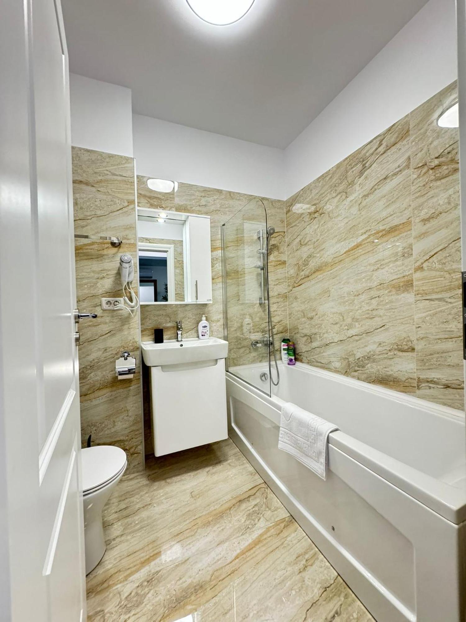 Luxury Glam Apartments Central Adress Bucuresti With Parking Esterno foto
