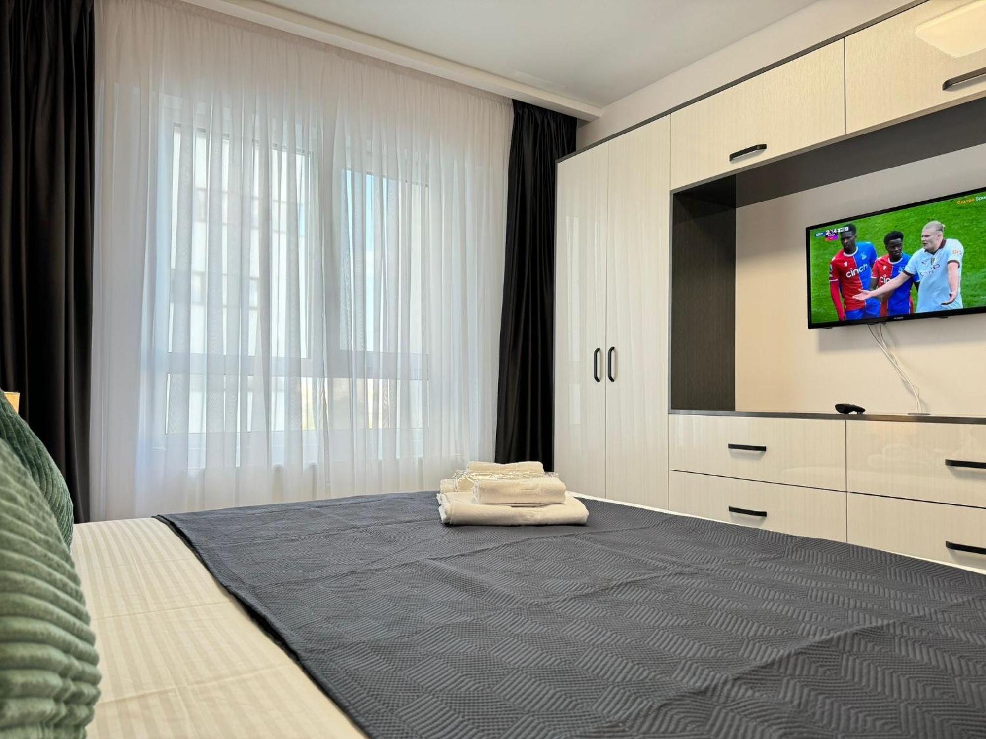 Luxury Glam Apartments Central Adress Bucuresti With Parking Esterno foto