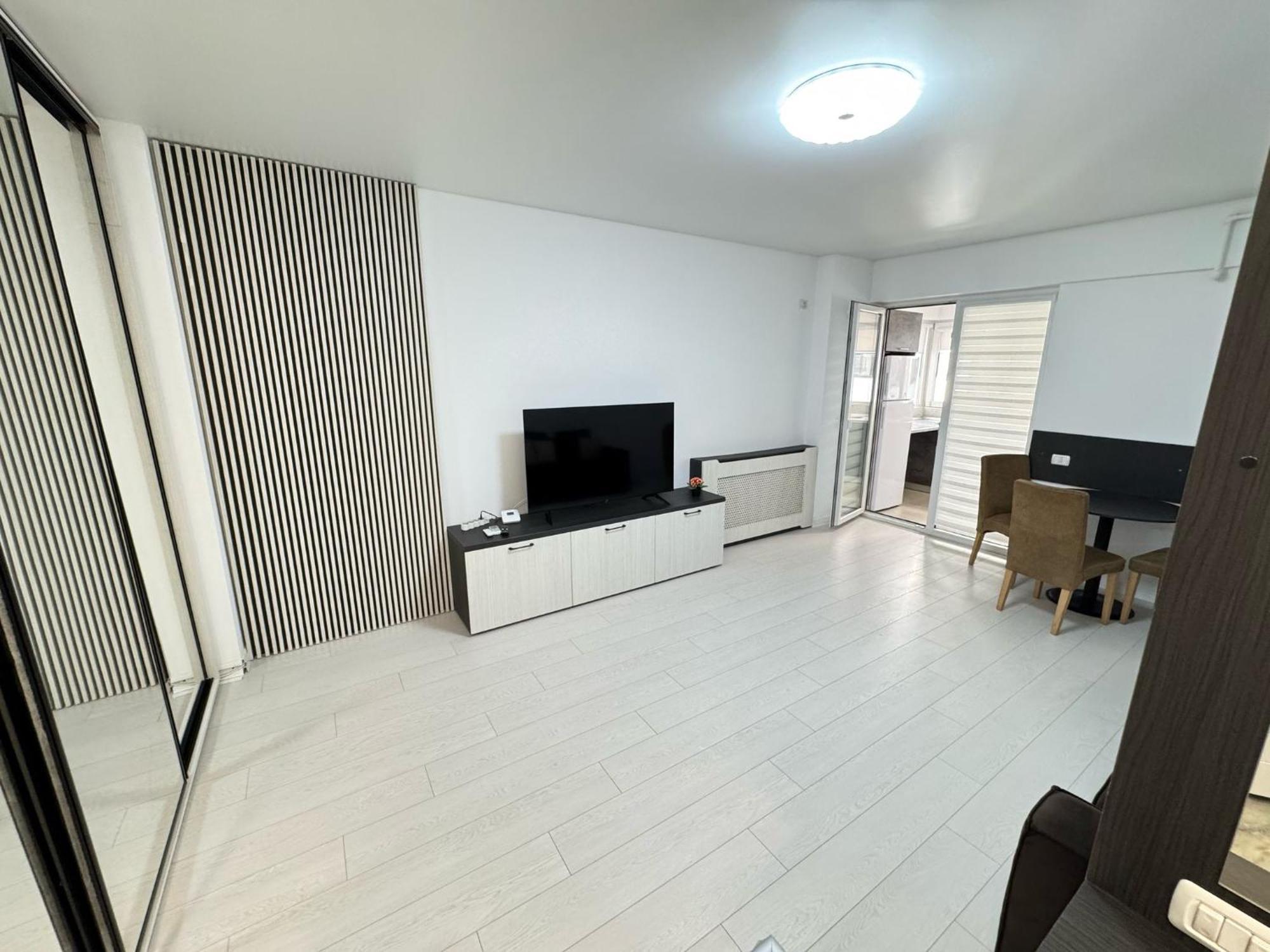 Luxury Glam Apartments Central Adress Bucuresti With Parking Esterno foto